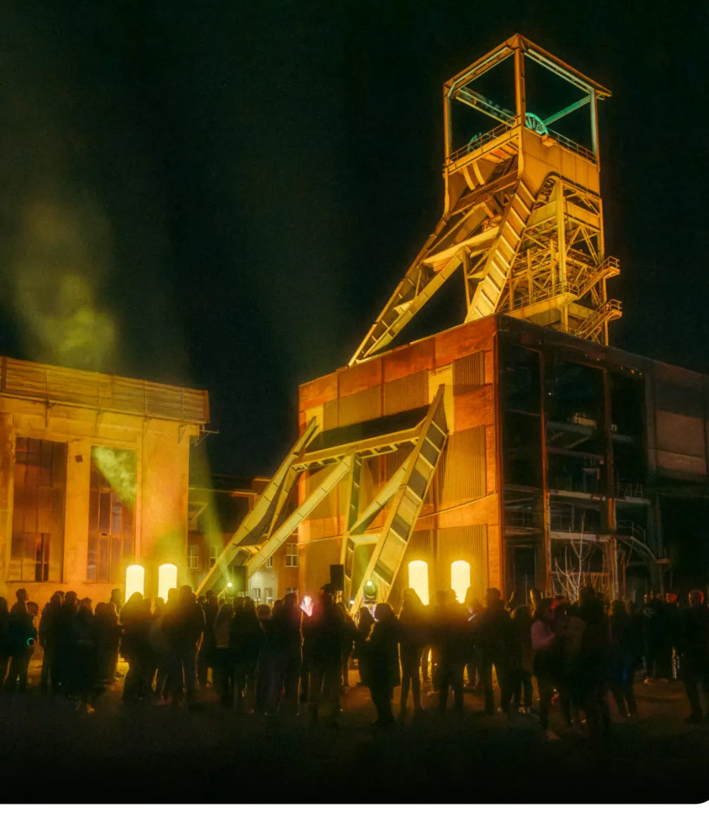 CARSTN invites am beleuchteten Förderturm des Erlebnisorts Reden